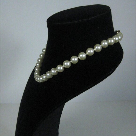 Vintage Imitation Pearl Necklace Ornate Gold Tone Clasp 18 inch - Picture 7 of 9